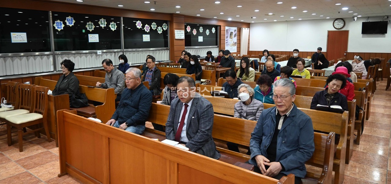 임시 예배처인 지하 식당에서 금요철야예배를 드리고 있는 오산평화교회 성도들.