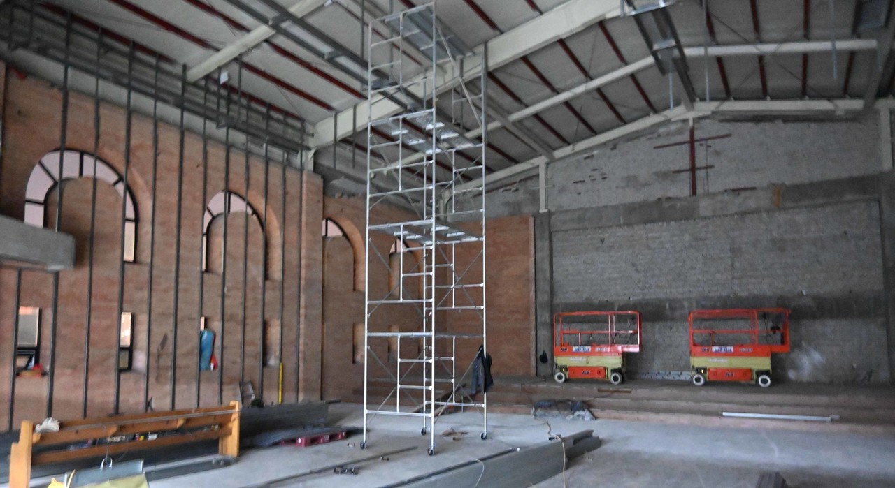 무너진 곳을 철거한 후 복구공사를 시행중인 오산평화교회.