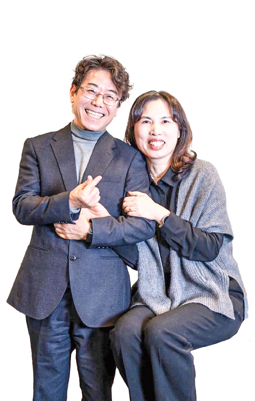 희귀병을 앓고 있는 딸을 돌보는 김영춘 목사와 장진희 사모.