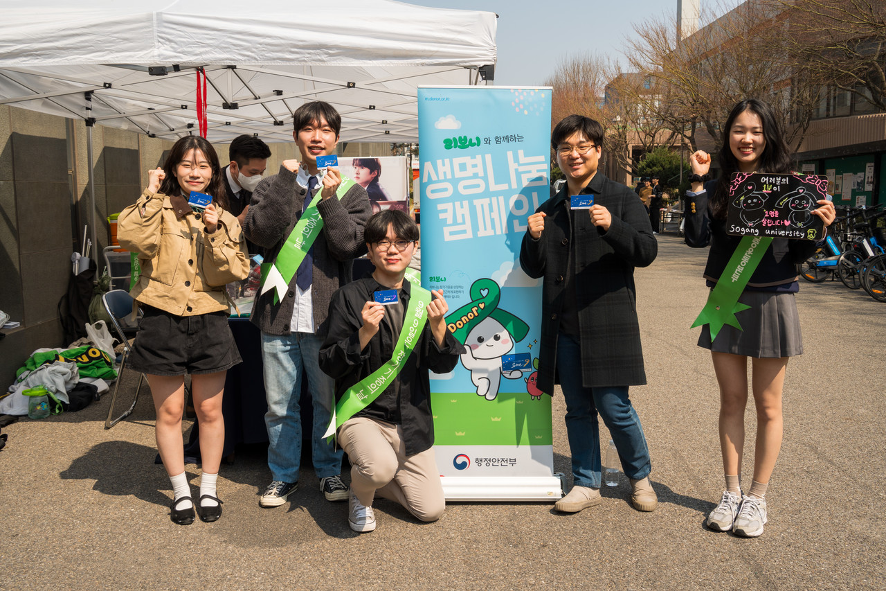 지난 3월 31일부터 이틀간 서강대학교 캠퍼스 내에서 수어봉사중앙동아리 ‘손짓사랑’과 이냐시오인재센터 수강 학생들이 본부와 함께 장기기증의 가치를 알리는 캠페인을 진행했다. (사진=사랑의장기기증운동본부 제공)