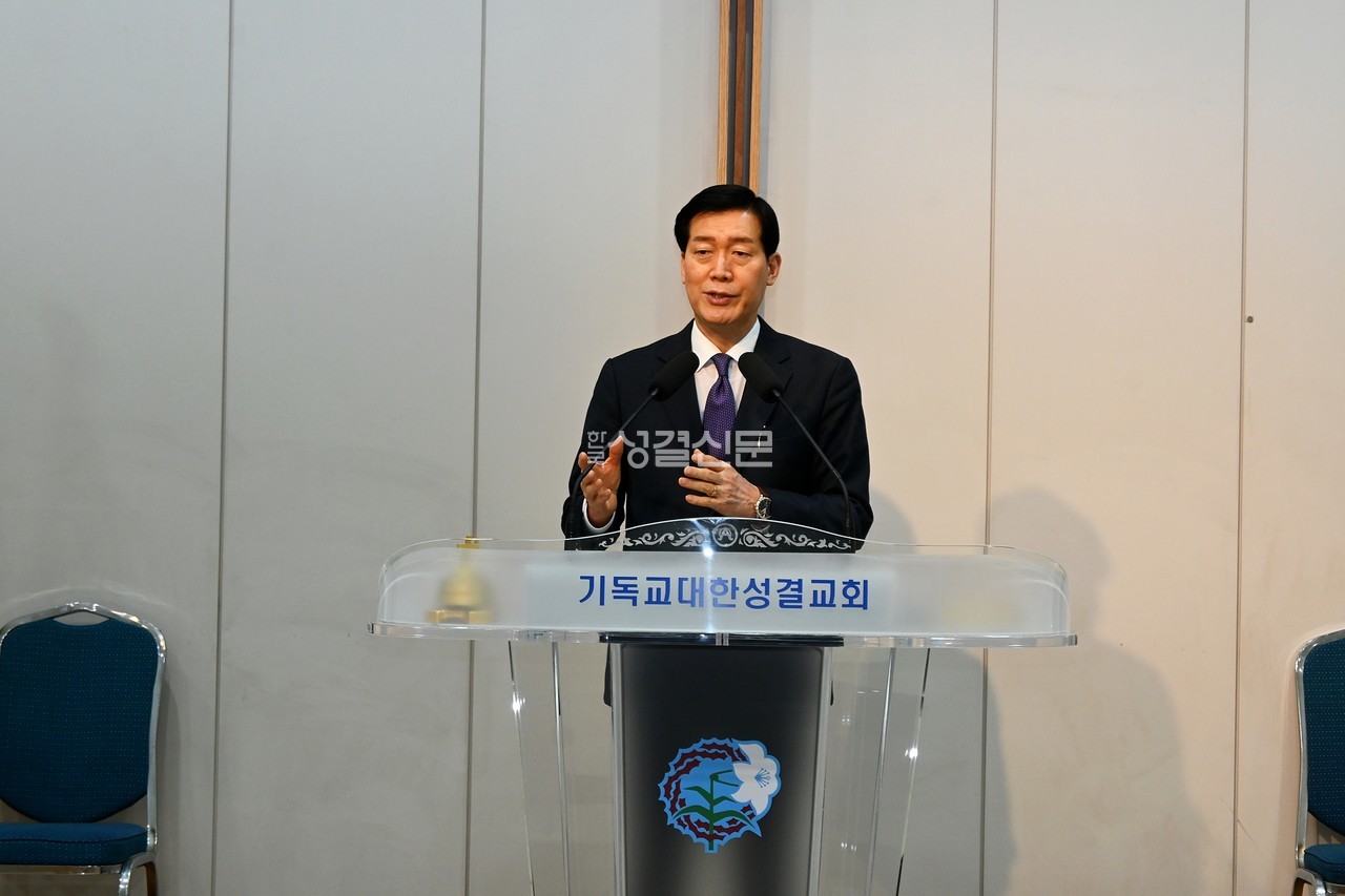 총회본부는 4월 18일 ‘함께 가지 않을래?’라는 주제로 전 직원이 함께하는 전체교육을 실시했다. 사진은 강의 중인 문창국 총무.