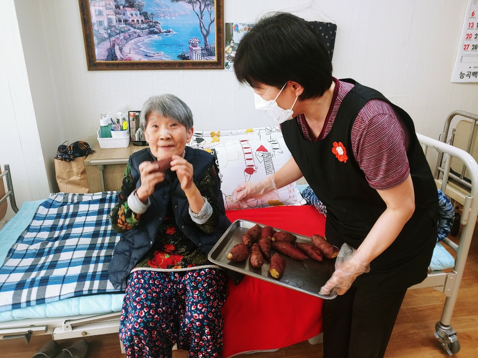 강동수정교회는 지난 4월 13일 부활절을 앞두고 지역 요양원 어르신들에게 간식을 전달했다.