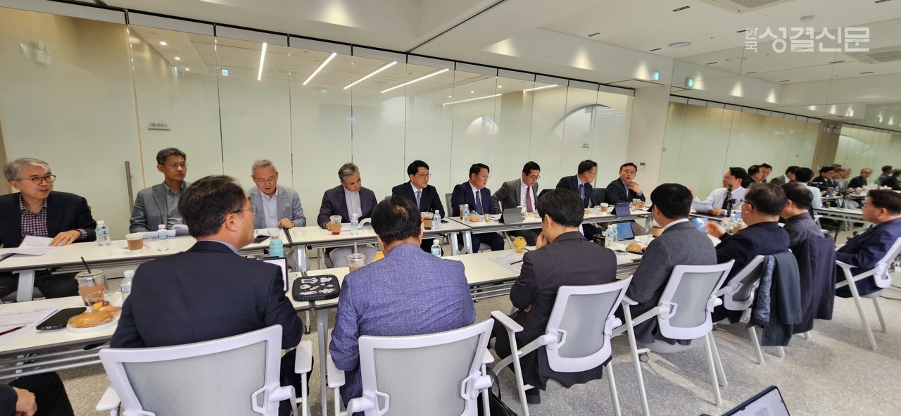 해외선교위원회 임원 및 실행위원 4월 정기 연석회의가 4월 17일 신촌교회 이레비전센터 5층 회의실에서 열렸다.