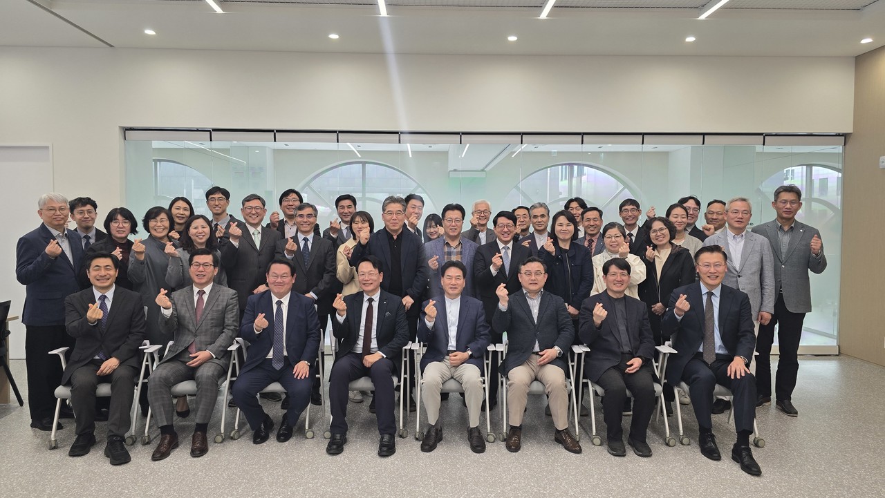 해외선교위원회 임원 및 실행위원들과 재계약 선교사들