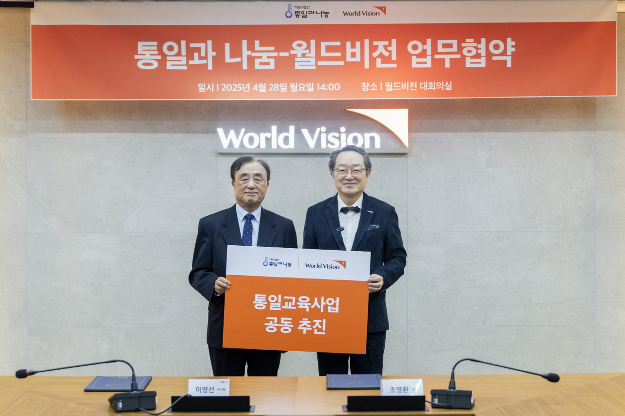 이영선 통일과나눔 이사장, 조명환 월드비전 회장이 업무협약 체결 후 기념사진을 촬영하고 있다. (사진=월드비전 제공)