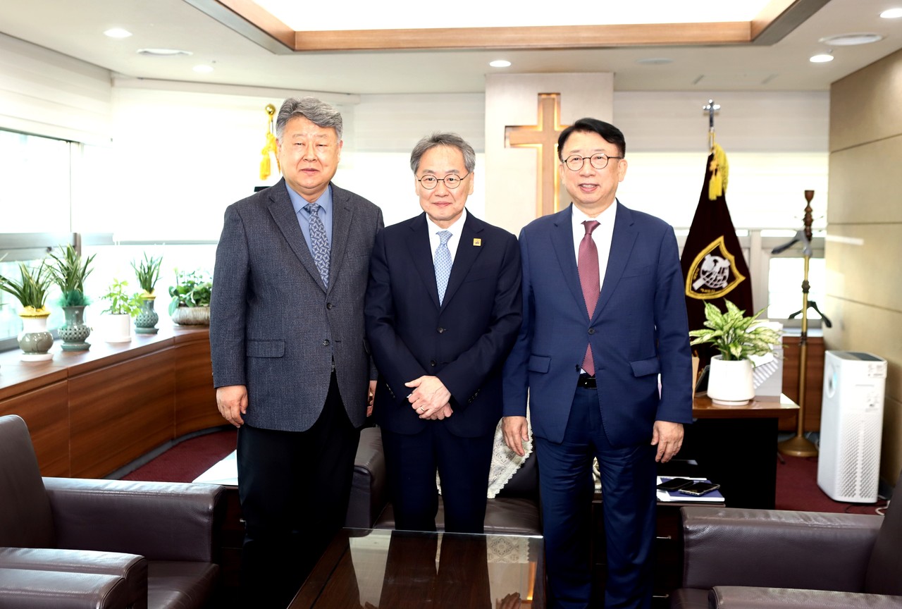 왼쪽부터 김종혁 총회장, 김정석 감독회장, 김영걸 총회장. (사진=기독교대한감리회 제공)