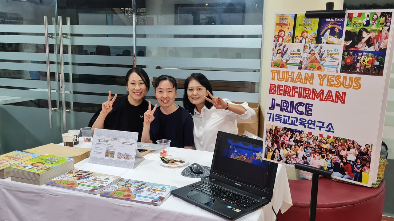 인도네시아에서 교회학교 교재 번역·보급 사역 중인 최지현 선교사. (사진=최지현 선교사 제공)