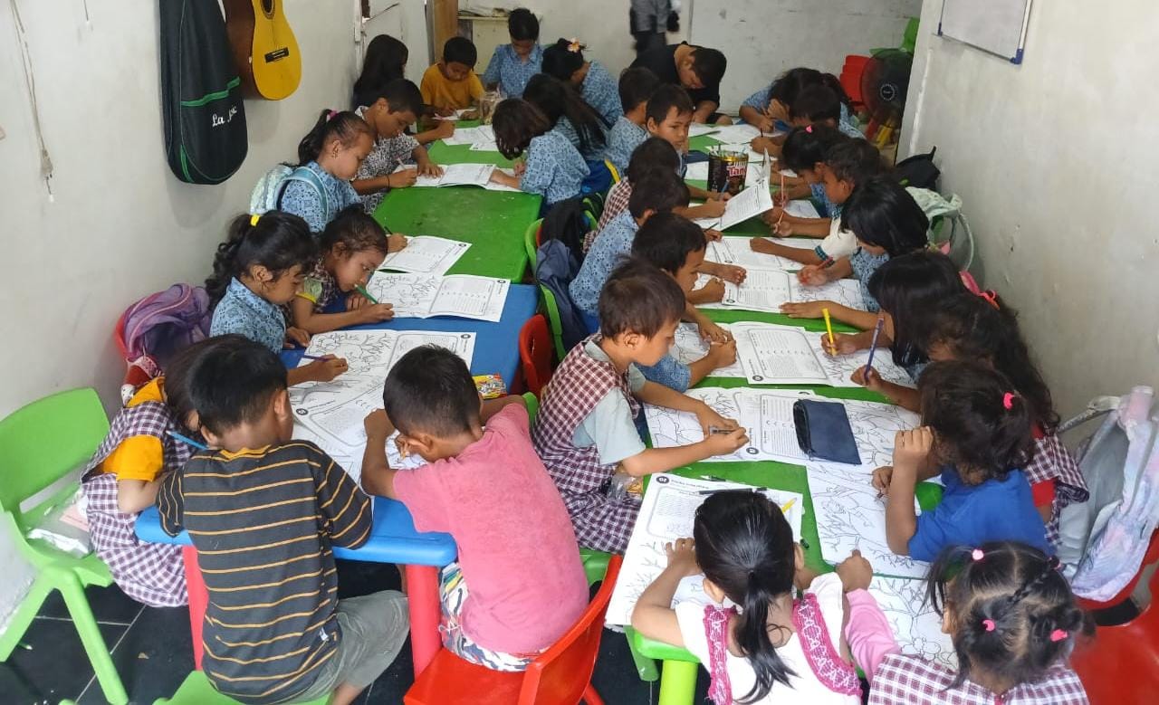 인도네시아에서 교회학교 교재 번역·보급 사역 중인 최지현 선교사. (사진=최지현 선교사 제공)