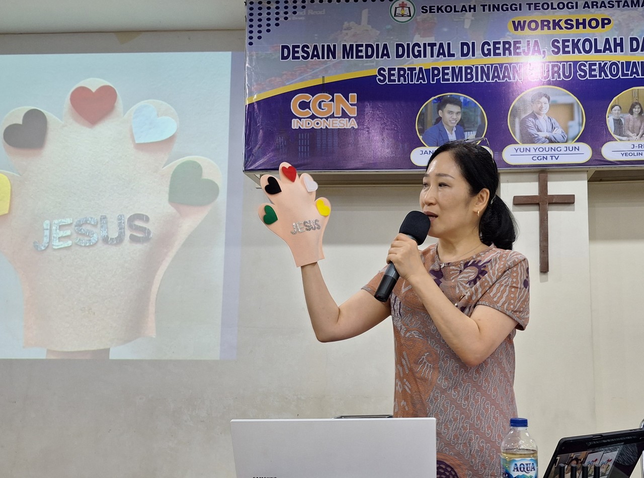 인도네시아에서 교회학교 교재 번역·보급 사역 중인 최지현 선교사. (사진=최지현 선교사 제공)