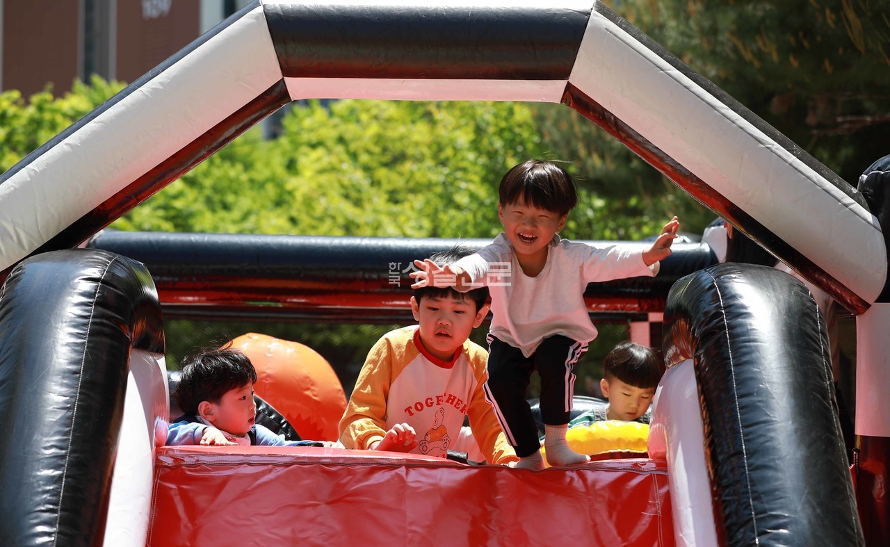 5월 4일 어린이주일을 맞아 전국교회가 다음세대를 위한 다양한 프로그램을 진행했다. 사진은 부평제일랜드에서 에어바운스를 타고 있는 어린이.