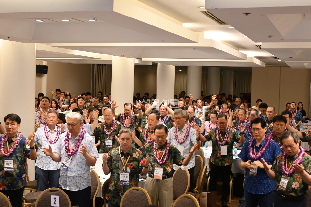 본격적인 회무를 앞두고 기도 중인 대의원들.