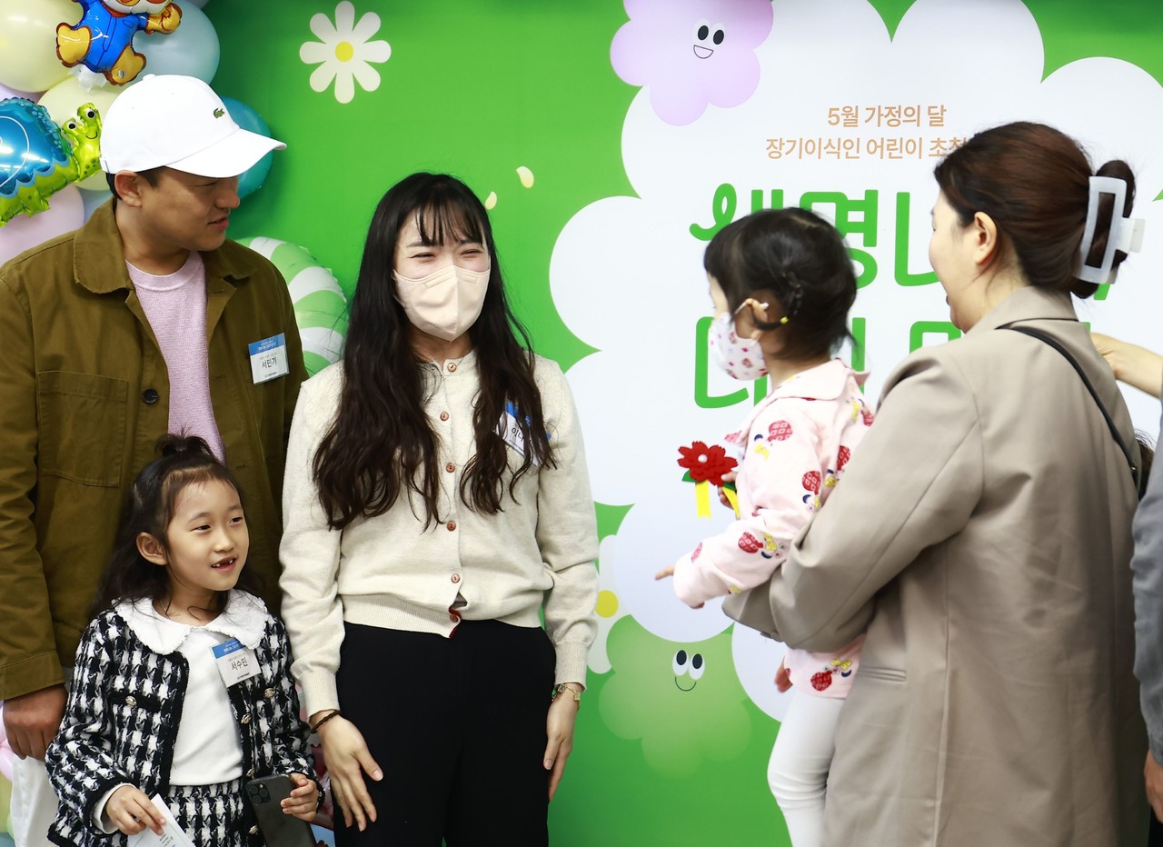 직접 만든 카네이션을 기증인 유가족 이나라 씨에게 달아주는 심장이식인 김주아 양. (사진=사랑의장기기증운동본부 제공)