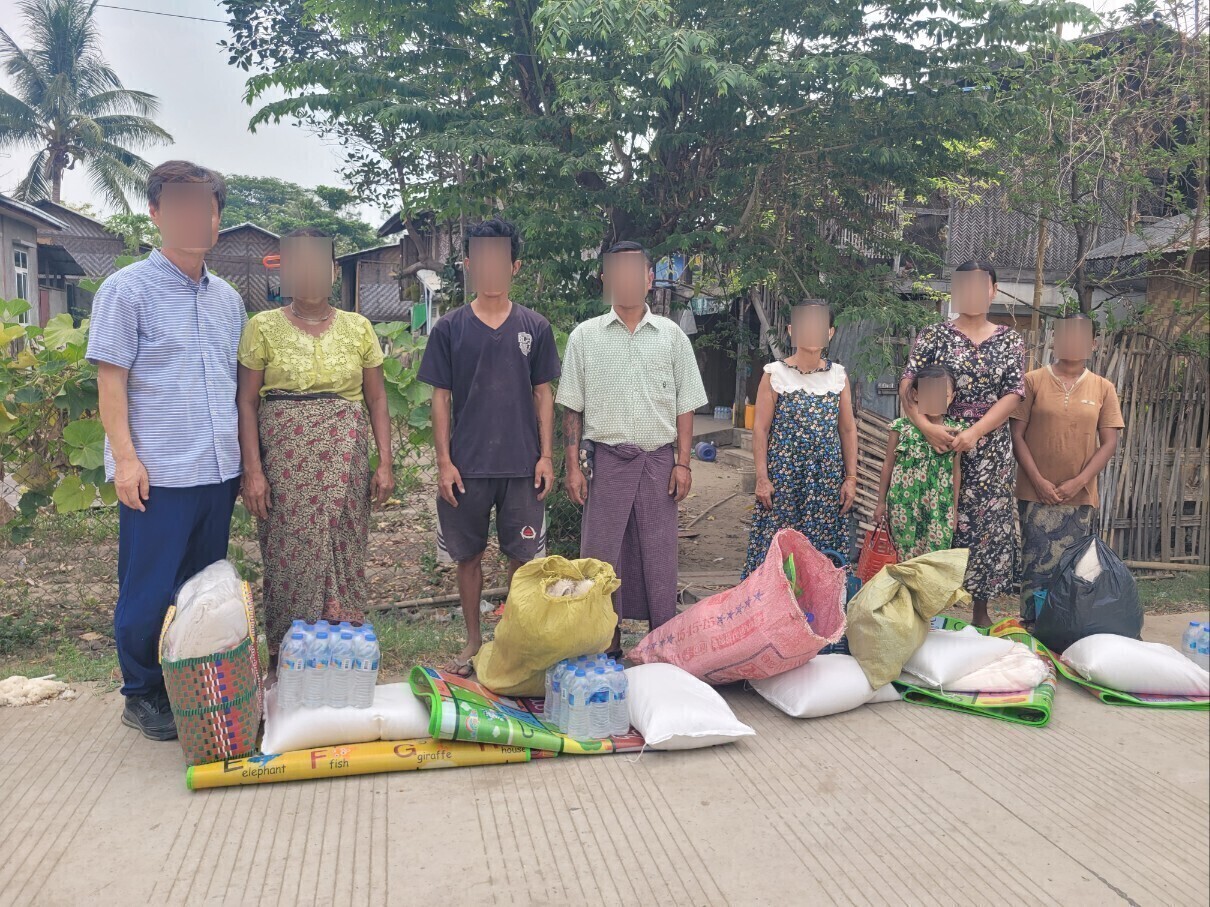 네피도 현지인들에게 구호물품 전달한 아시아미션. (사진=아시아미션 제공)