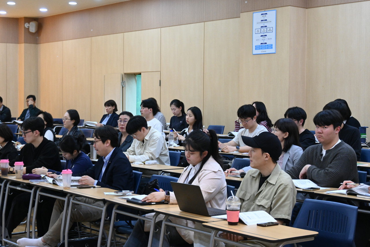 5월 6일 서울신학대학교 성결인의집에서는 ‘하나님의 정의로 하이파이브!’를 주제로 여름 정의캠프 하이파이브 팝업 강습회가 개최됐다.