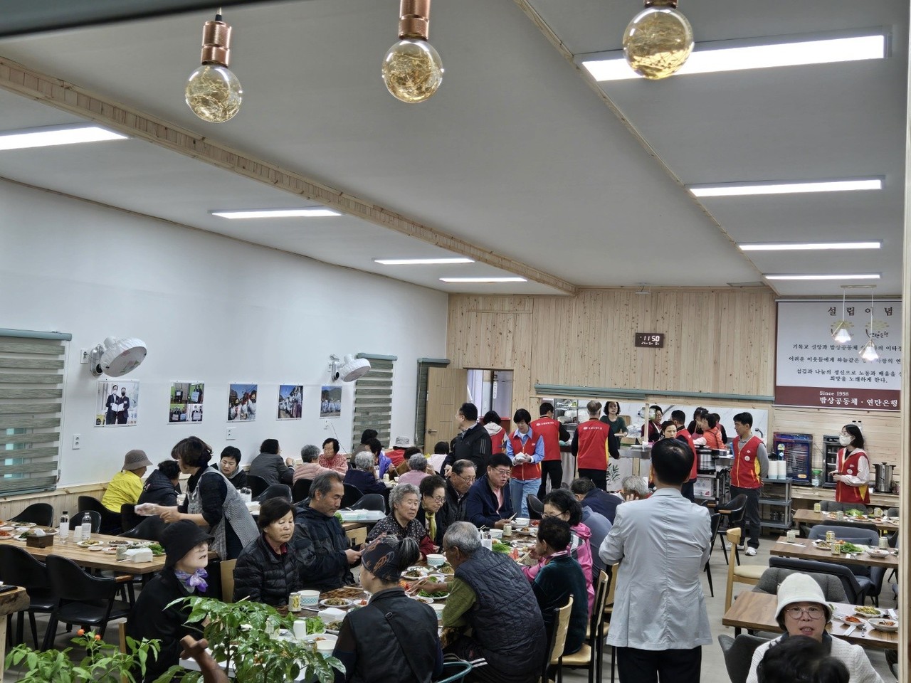 제천수산교회는 지난 5월 9일 가정의 달을 맞아 지역 어르신들을 대상으로 ‘효밥상’ 행사를 진행했다. (사진=제천수산교회 제공)