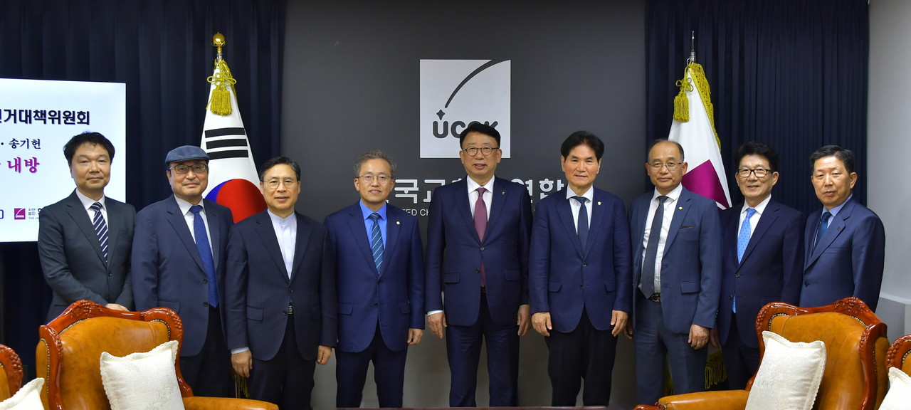 더불어민주당 중앙선거대책위원회 종교본부장 이용선 의원과 송기헌 의원이 5월 13일 한국교회총연합에 내방했다. (사진=한국교회총연합 제공)