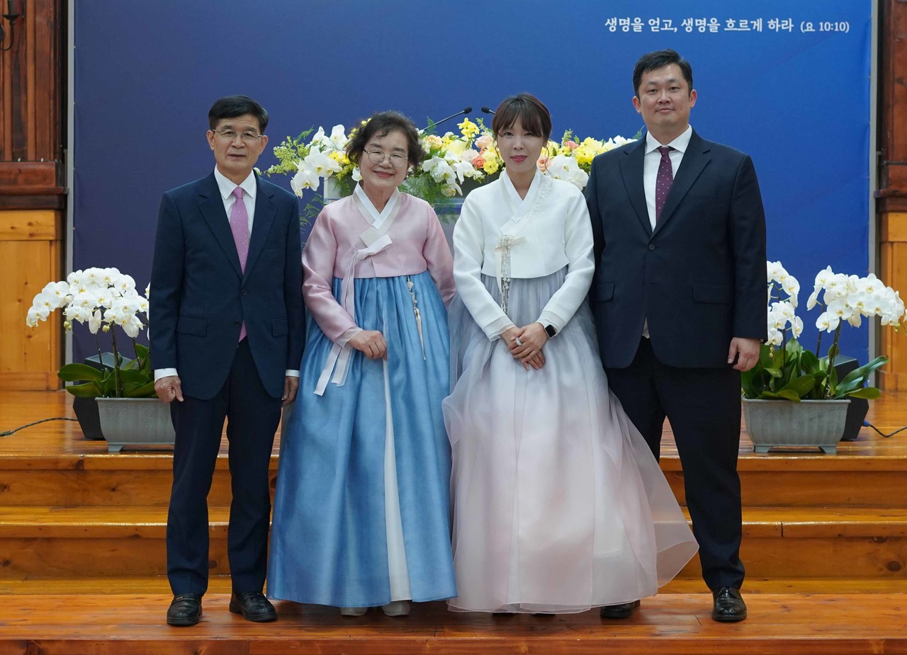 원로목사 부부와 담임목사 부부