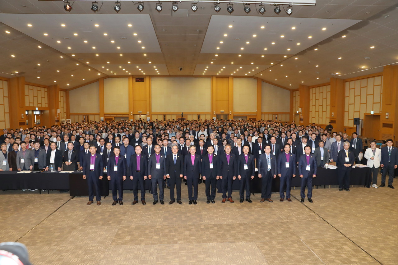 원주 오크벨리 컨벤션홀에서 개최된 2025 감리회 전국임원정책세미나에 참석한 이들이 시작예배 직후 기념촬영에 임하고 있다. (사진=당당뉴스 제공)