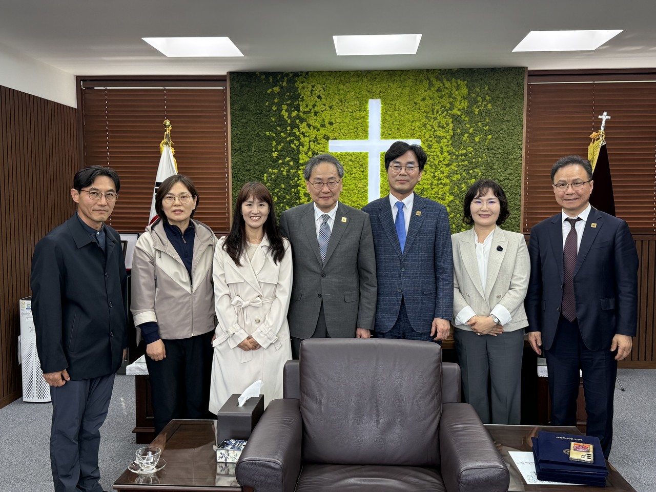 왼쪽부터 부서기 이헌영 선교사, 부회장(여성선교사회장) 이해자 선교사, 부회장 신현미 선교사, 김정석 감독회장, 회장 박신선 선교사, MK사역부장 김진명 선교사, 선교국 황병배 총무. (사진=기독교대한감리회 제공)