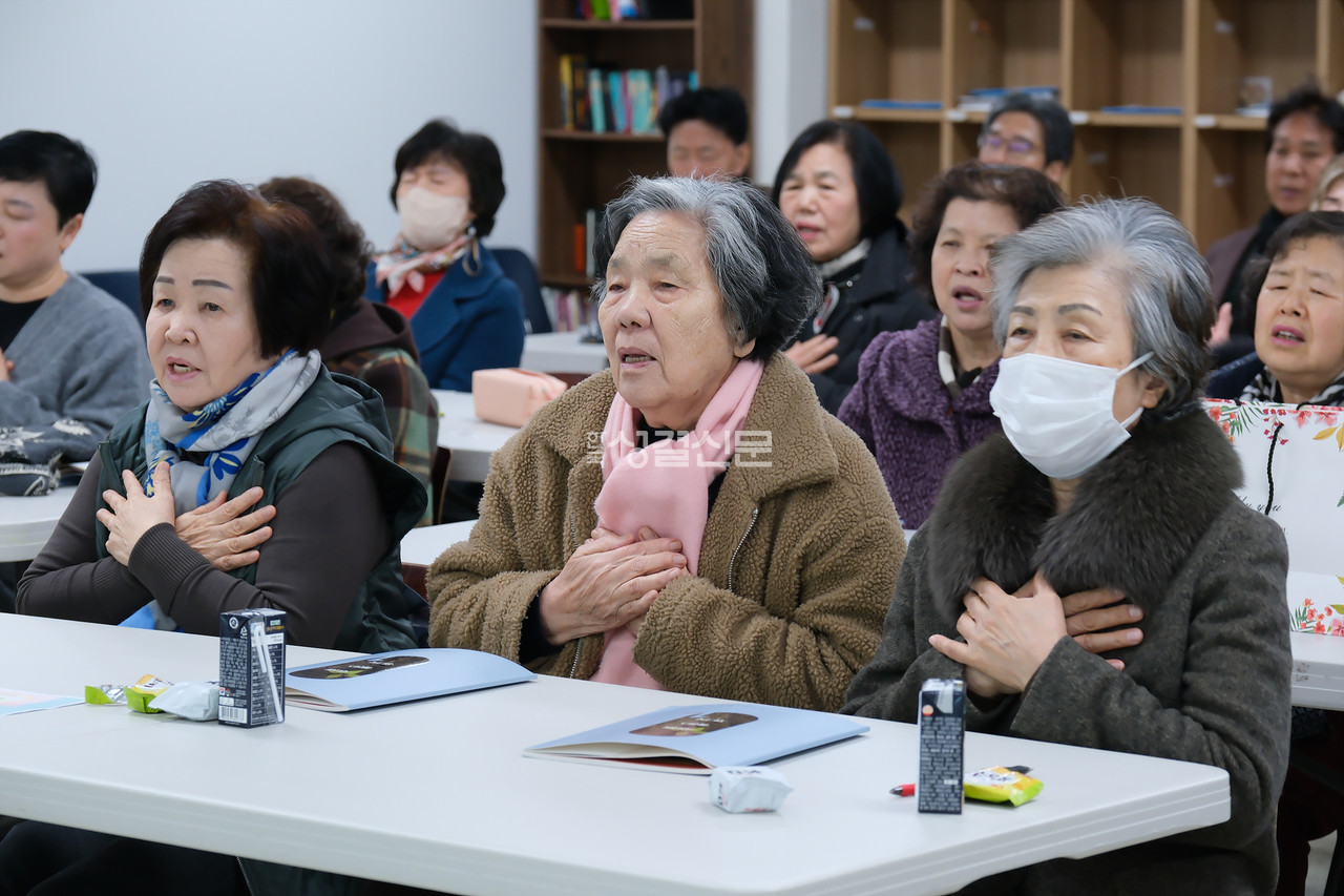 동안교회는 지난 5월 3일 시니어 에센스 1권 ‘감사’ 과정을 마치고 ‘동안시니어스쿨’ 수료식을 진행했다.