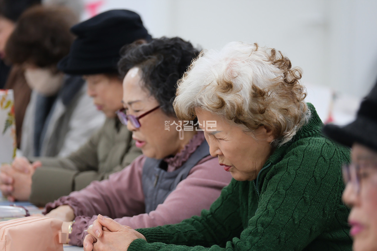 동안교회는 지난 5월 3일 시니어 에센스 1권 ‘감사’ 과정을 마치고 ‘동안시니어스쿨’ 수료식을 진행했다.