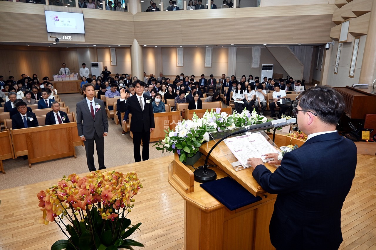 남천교회가 5월 25일 원로목사 추대 및 담임목사 취임 감사예배를 드리고 목회 리더십을 교체했다.