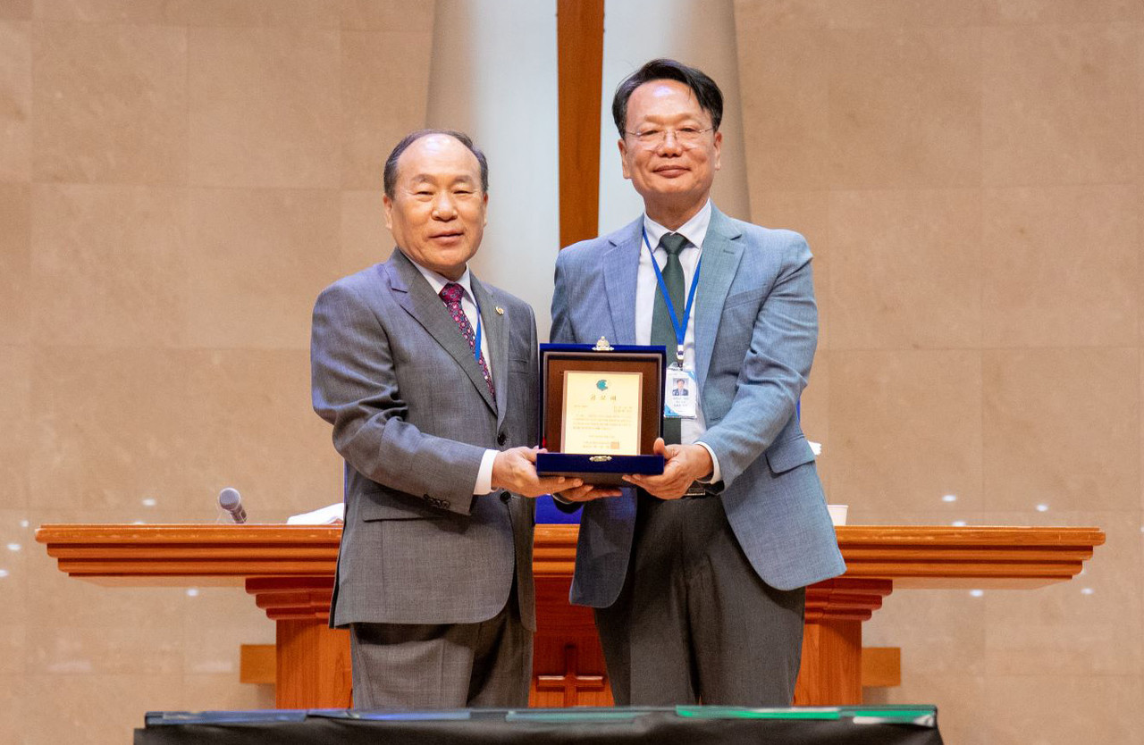 총회 첫날 교단과 복음전파를 위해 헌신한 이들을 포상했다. 사진은 김철호 목사(전주교회)