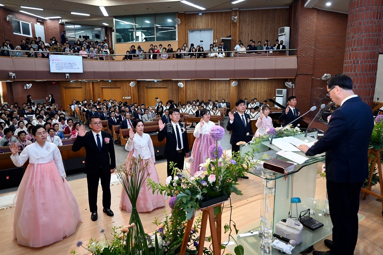 예산교회는 6월 1일 창립 93주년을 맞아 임직감사예배를 드리고 명예장로·권사·안수집사 추대식과 함께 임직식을 진행했다.