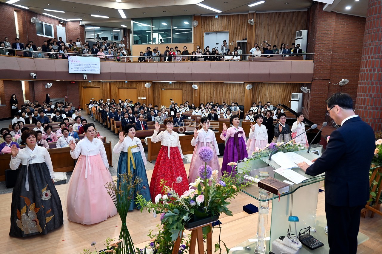 예산교회는 6월 1일 창립 93주년을 맞아 임직감사예배를 드리고 명예장로·권사·안수집사 추대식과 함께 임직식을 진행했다.