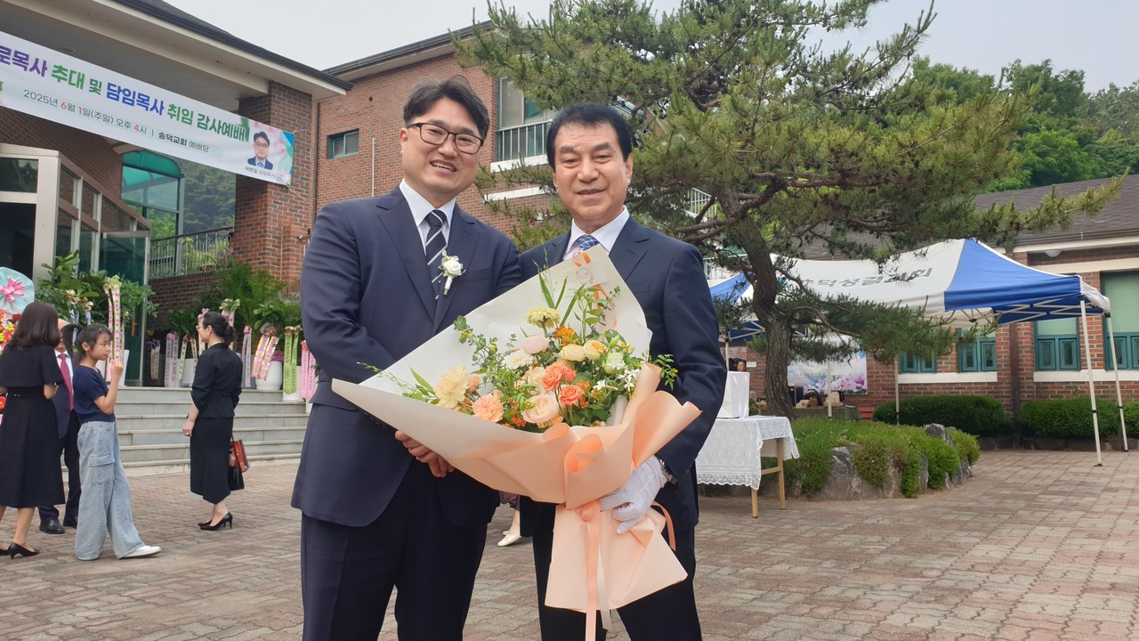 송덕교회 새 담임 허영일 목사(왼쪽)과 이준호 원로목사.