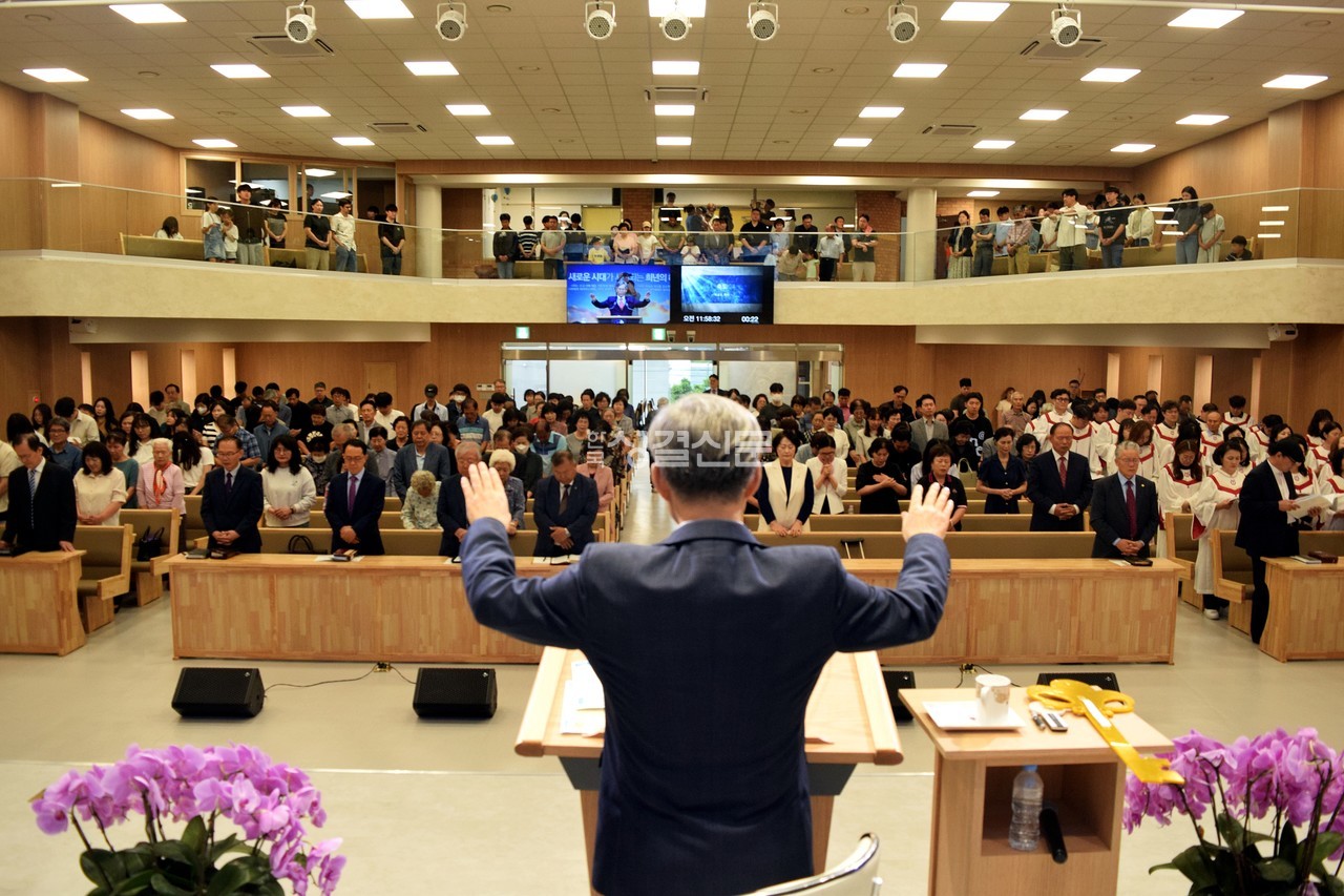 오산평화교회가 지난해 폭설 피해의 아픔을 딛고 지난 6월 8일 새 성전 입당 감사예배를 드렸다.