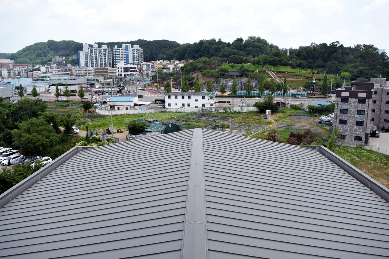 오산평화교회가 지난해 폭설 피해의 아픔을 딛고 지난 6월 8일 새 성전 입당 감사예배를 드렸다. 사진은 완벽히 복구된 교회 지붕 모습.