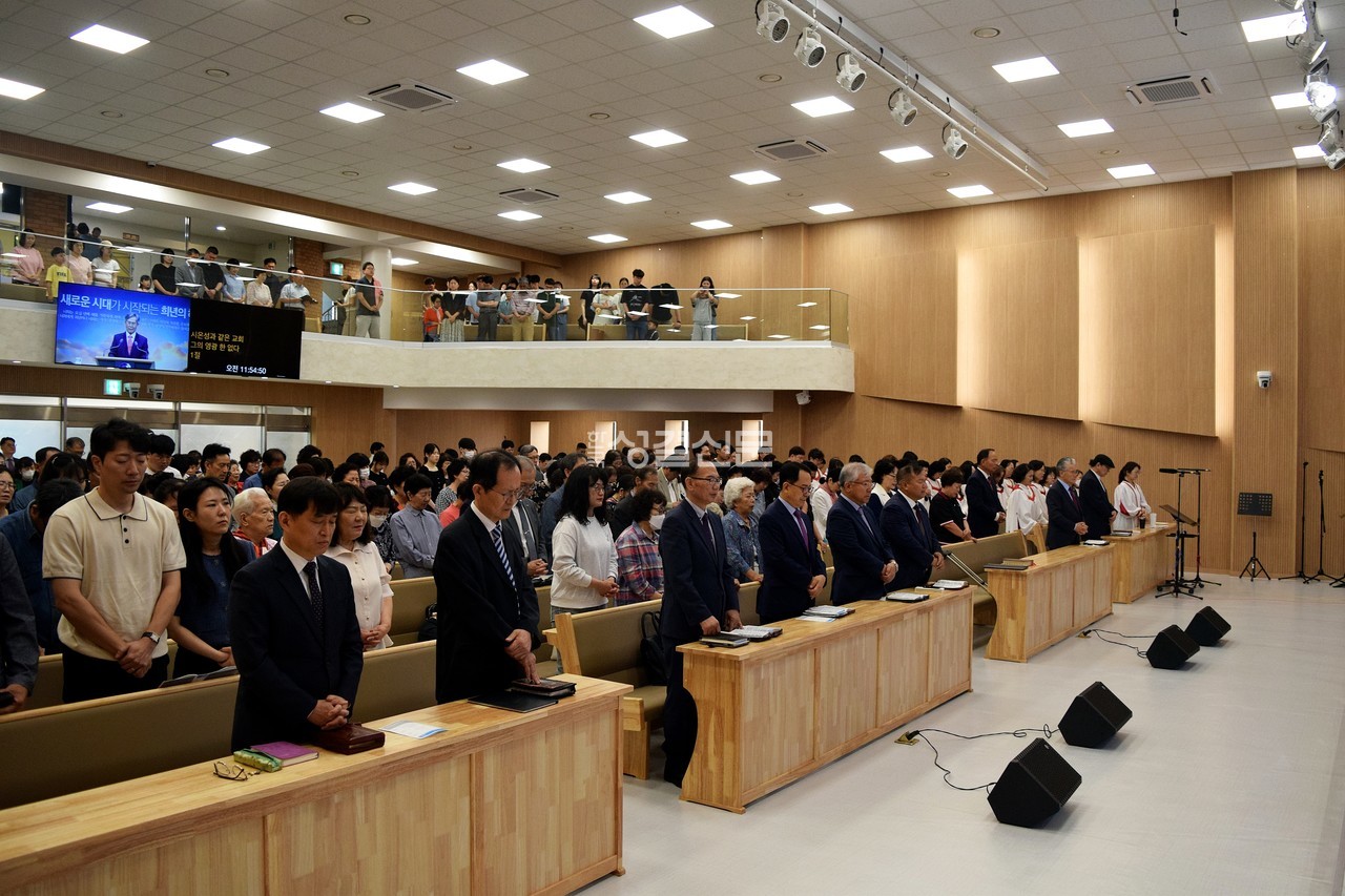 오산평화교회가 지난해 폭설 피해의 아픔을 딛고 지난 6월 8일 새 성전 입당 감사예배를 드렸다.