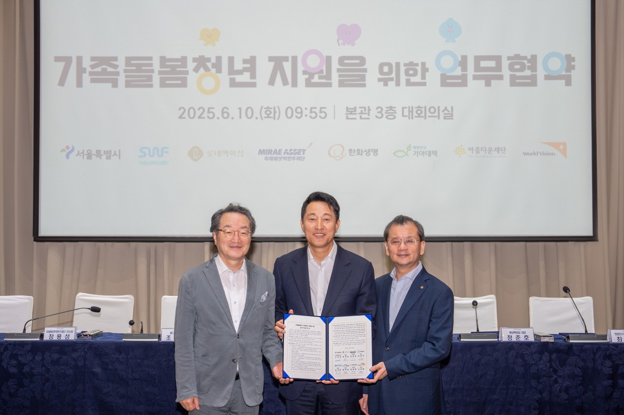 월드비전 조명환 회장, 오세훈 서울시장, 여승주 한화생명 대표가 협약을 체결한 후 기념사진을 남기는 모습. (사진=월드비전 제공)