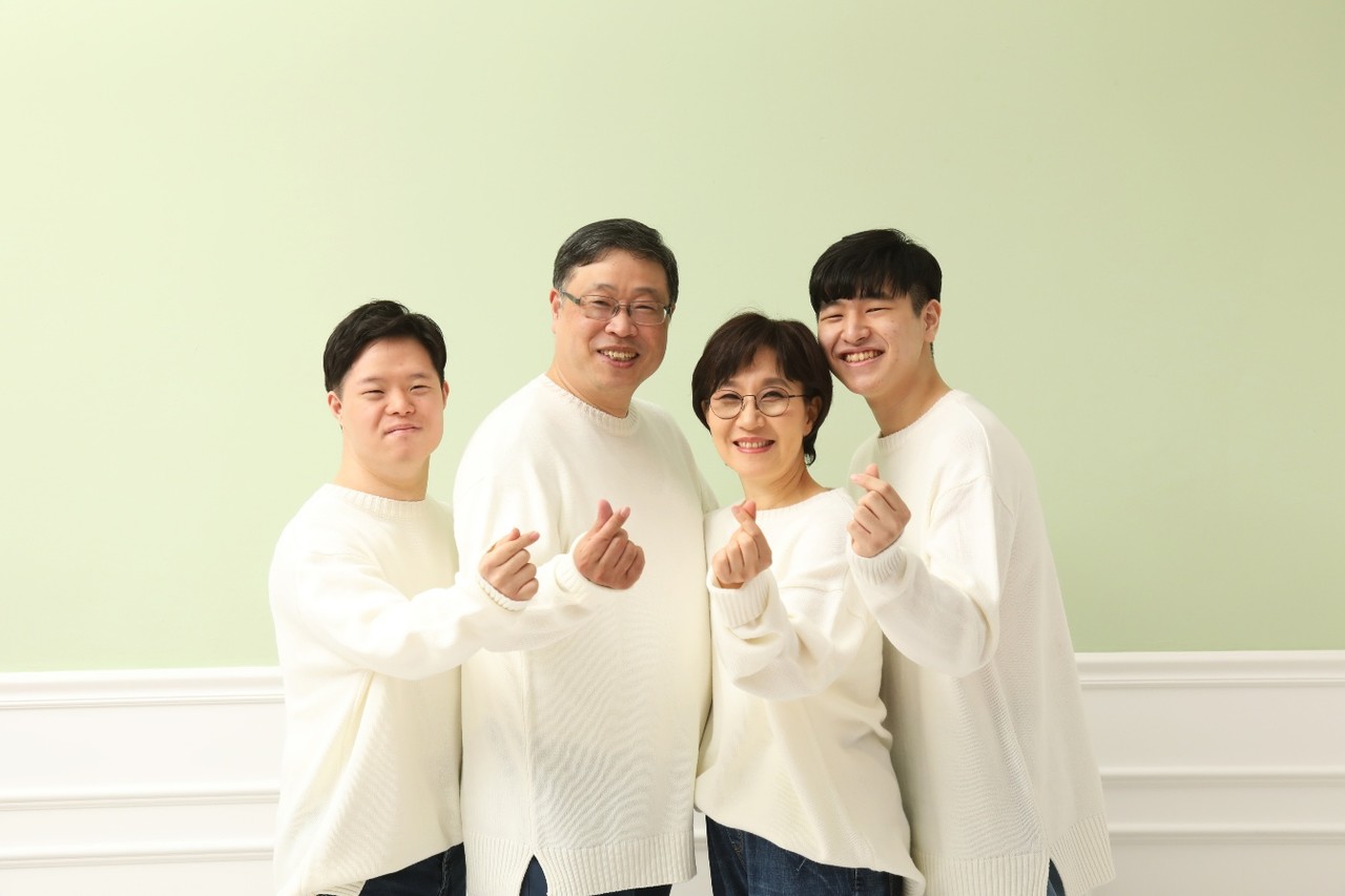 이문숙 권사 가족. 김장욱 장로와 큰 아들 성준(30세), 작은아들 희준(21세)