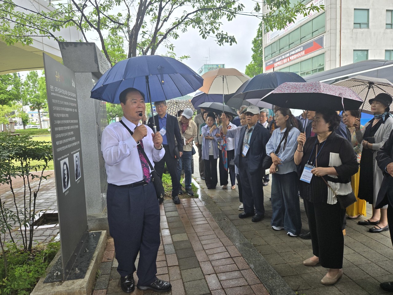 세계성시화운동본부는 지난 6월 19-20일 남군산교회와 라마다호텔에서 ‘2025 세계성시화 전북대회’를 개최했다. 사진은 유적지를 해설 중인 서종표 목사. (사진=세계성시화운동본부 제공)