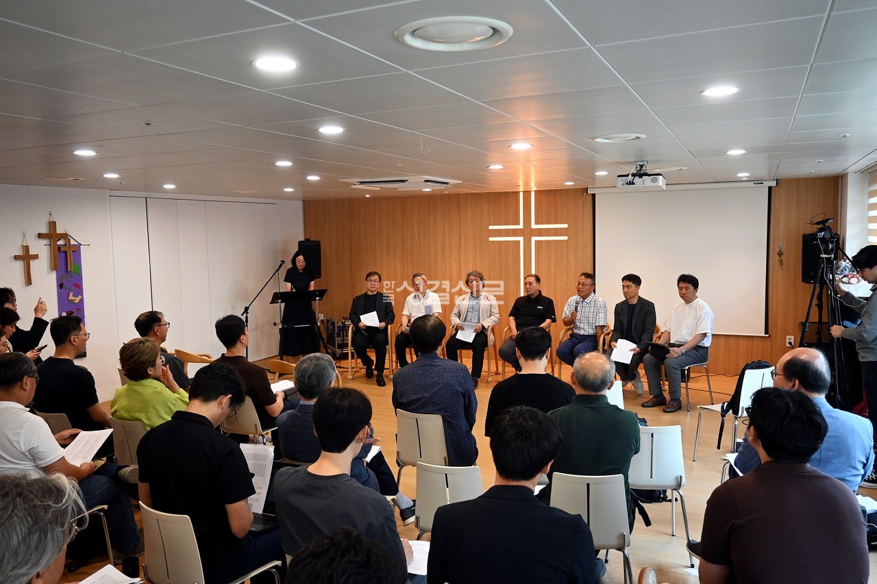 ‘총체성을 추구하는 한국의 복음주의자들’은 지난 6월 19일 동교동교회 교육관에서 기자회견을 열고, 서울선언문이 안고 있는 신학적 문제점을 지적했다.