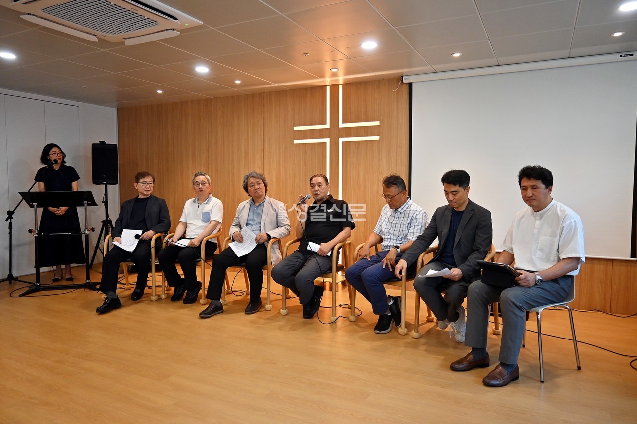 ‘총체성을 추구하는 한국의 복음주의자들’은 지난 6월 19일 동교동교회 교육관에서 기자회견을 열고, 서울선언문이 안고 있는 신학적 문제점을 지적했다.
