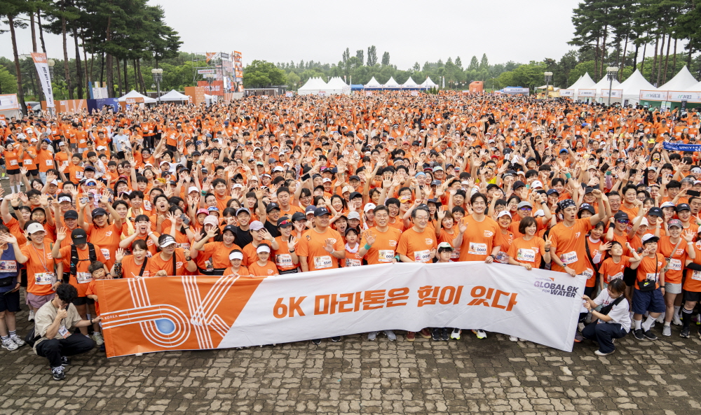 월드비전이 지난 6월 21일 ‘2025 글로벌 6K 마라톤’ 캠페인을 성황리에 개최했다. 사진은 캠페인에 참여한 참가자들이 함께 기념사진을 남기는 모습. (사진=월드비전 제공)
