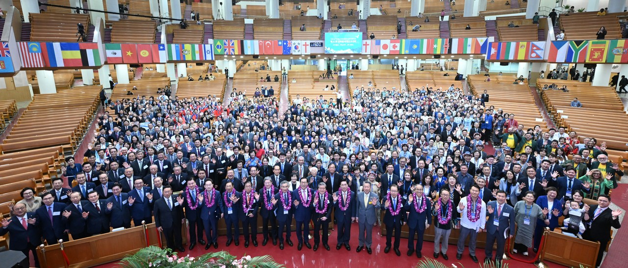 전 세계 선교사들과 함께한 대성전 단체사진. (사진=여의도순복음교회 제공)