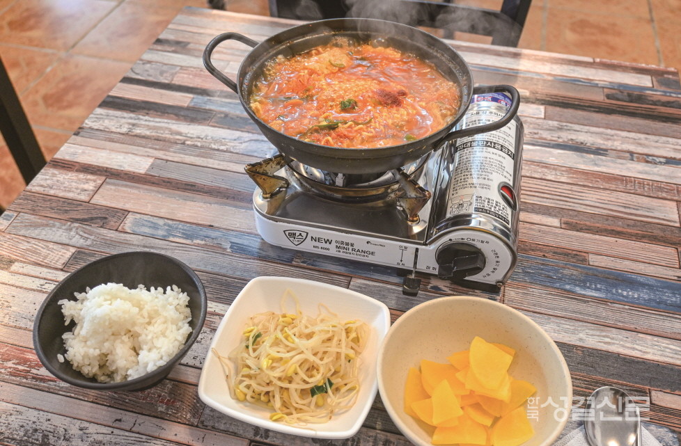 단출하지만 사랑이 듬뿍 담긴 김치찌개 한상