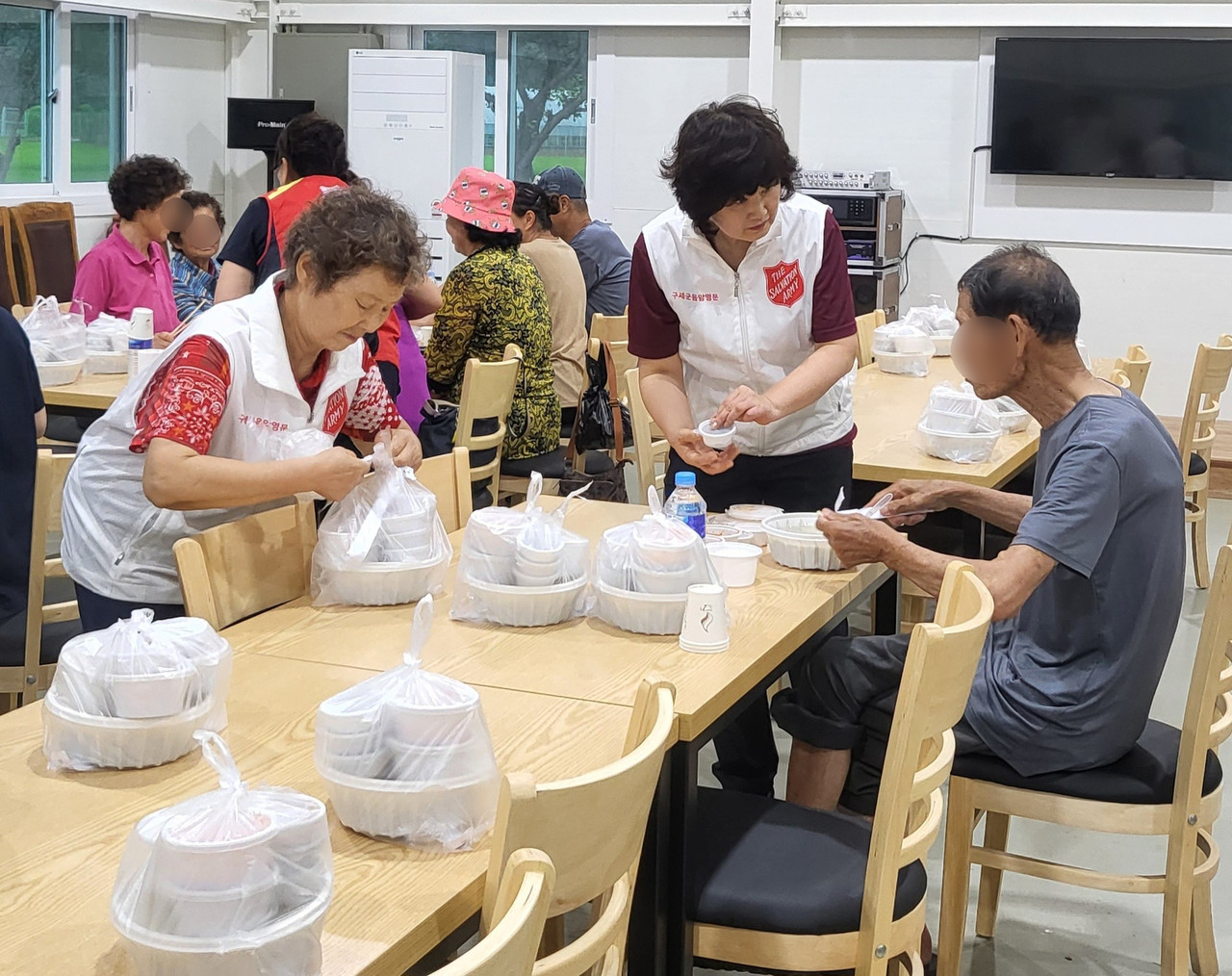 구세군 한국군국은 충청권을 중심으로 발생한 집중호우 피해에 대응하기 위해 이재민들을 위한 밥차를 지원하는 등 긴급구호 활동을 펼치고 있다. (사진=구세군 한국군국 제공)