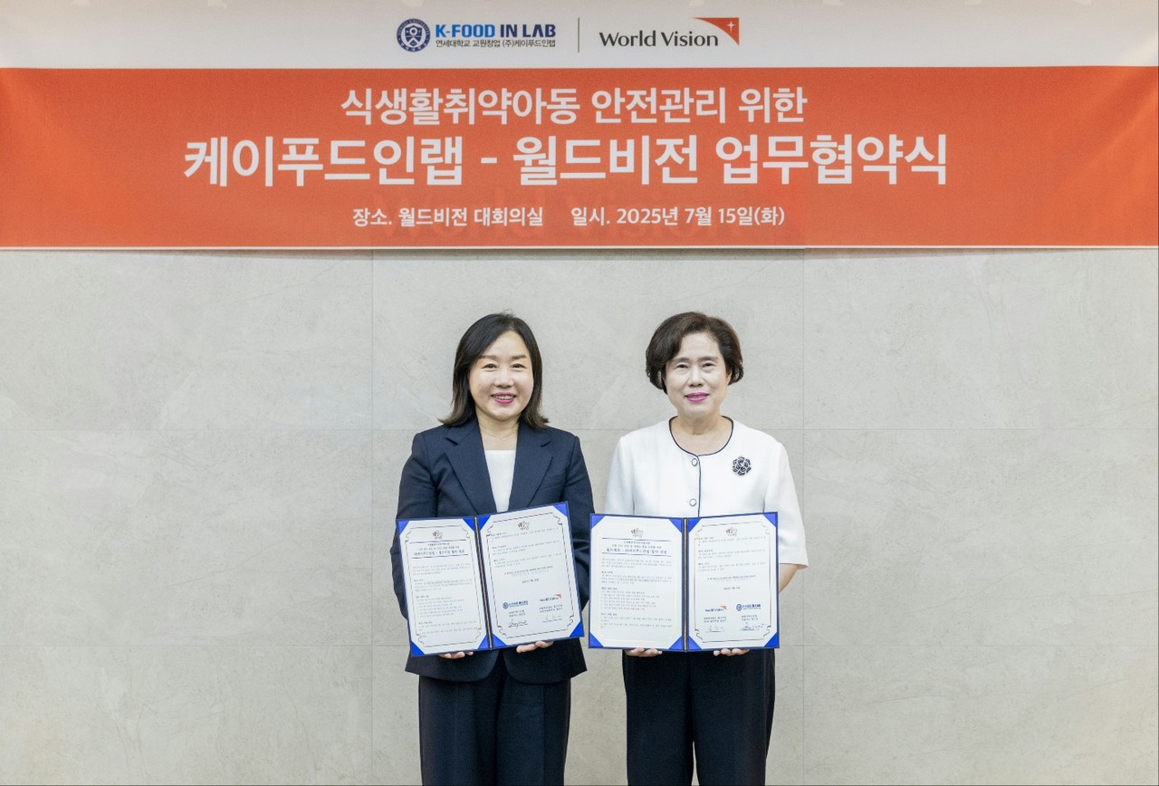 (왼쪽부터) 함선옥 ㈜케이푸드인랩 대표와 김순이 월드비전 국내사업본부 본부장이 협약을 체결한 후 기념사진을 남기는 모습. (사진=월드비전 제공)