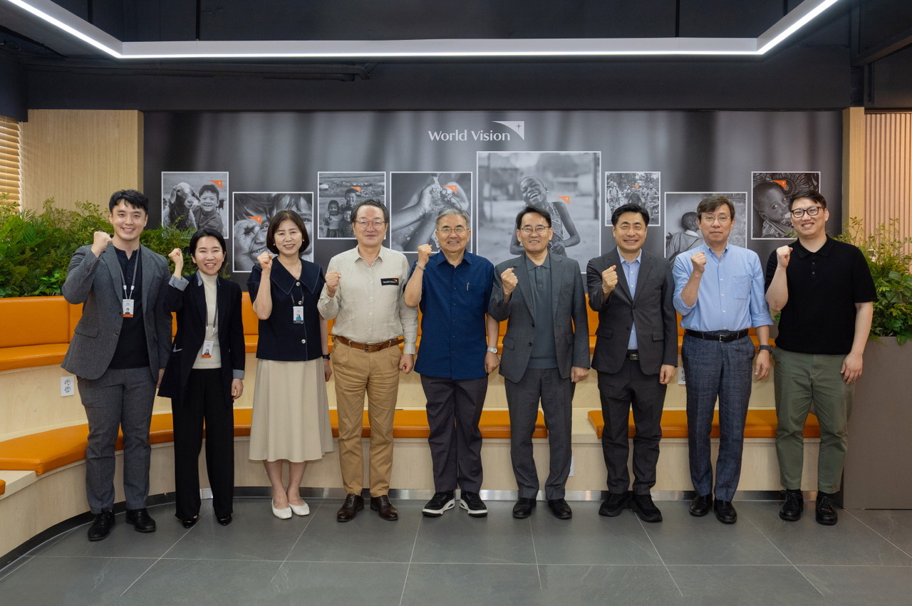 (왼쪽부터) 장한솔 월드비전 북한사업실 과장, 김혜영 월드비전 북한사업실 팀장, 도귀화 월드비전 전략기획실 실장, 조명환 월드비전 회장, 주승중 월드비전 이사, 박동찬 월드비전 이사, 박노훈 월드비전 이사장, 김계훈 월드비전 북한농업연구소 소장, 박한별 월드비전 Faith&Development실 실장(사진=월드비전)