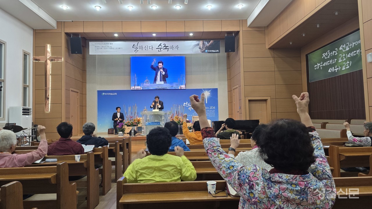 교단 부흥사회는 지난 7월 18일 두곡제일교회에서 자비량 부흥성회를 개최했다.