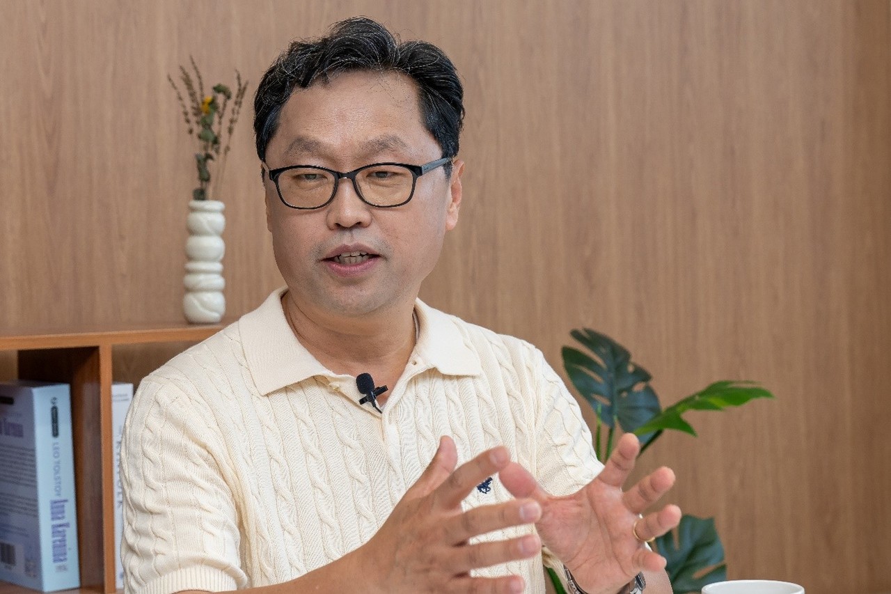 한국컴패션은 지난 7월 18일 ‘컴패션 양육 시리즈’의 새로운 에피소드인 남매 듀오 ‘악뮤(AKMU)’의 아버지 이성근 선교사 편을 공개했다. (사진=한국컴패션 제공)