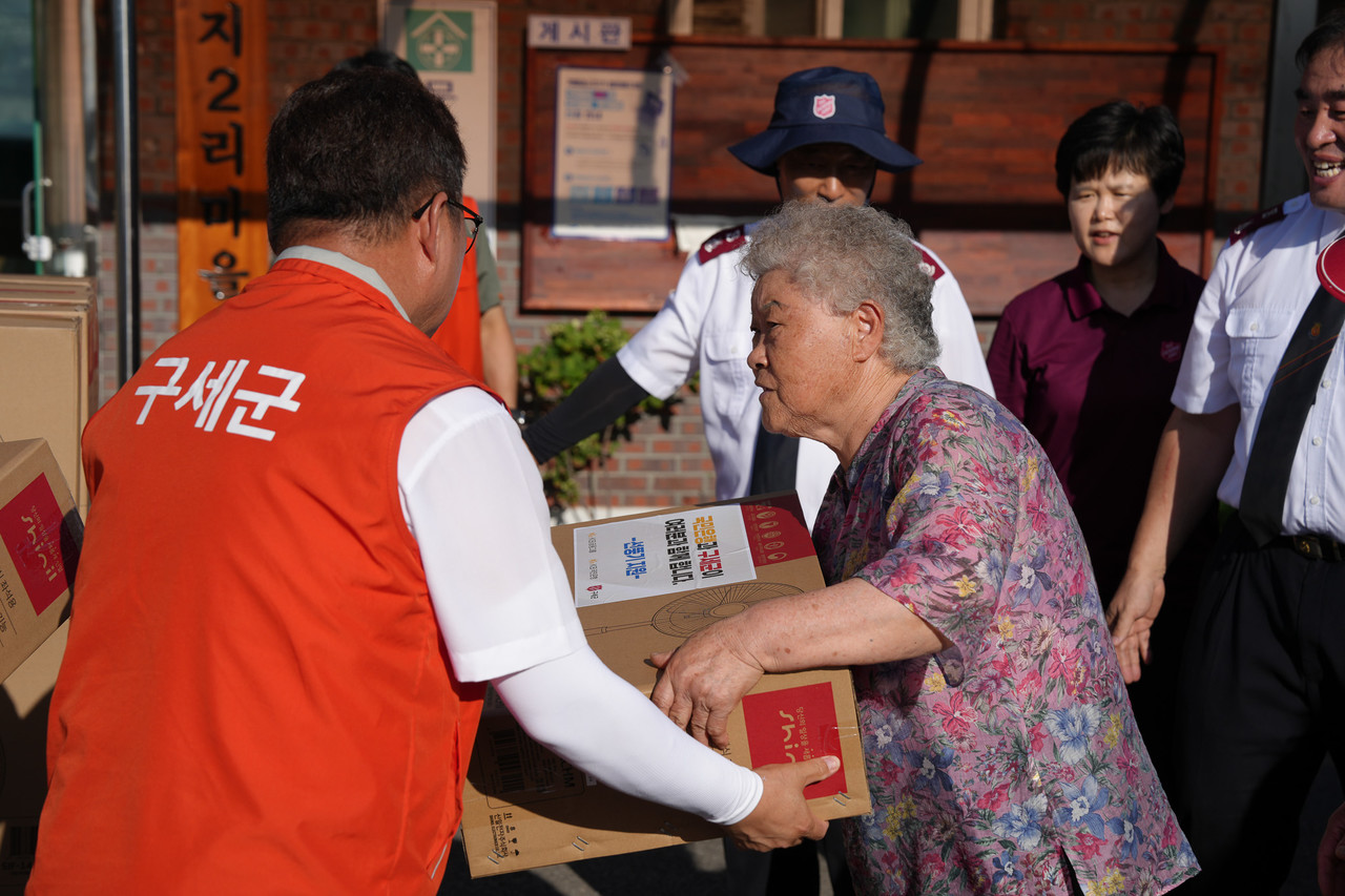 지난 7월 21일에는 충남 예산군 손지2리 마을회관과 삽교읍행정복지센터에서 집중호우 피해 주민들을 위한 물품을 전달했다. (사진=구세군 한국군국 제공)