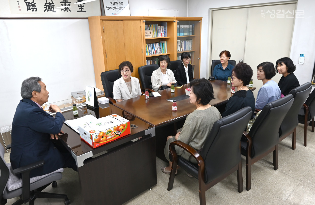 여전도회전국연합회 회장 장경아 권사를 비롯한 임원들이 신문사를 방문해 사장 홍재오 장로와 환담을 나누었다.