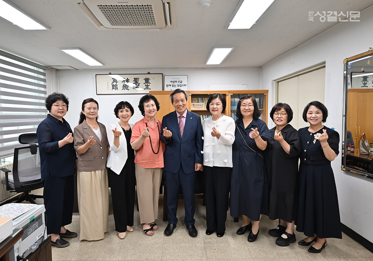 전국권사회 회장 김명자 권사와 신 임원들이 신문사를 방문해 사장 홍재오 장로와 환담했다.