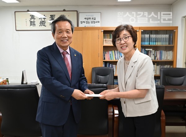 여전련 회장 장경아 권사가 홍재오 사장에게 후원금을 전달했다.